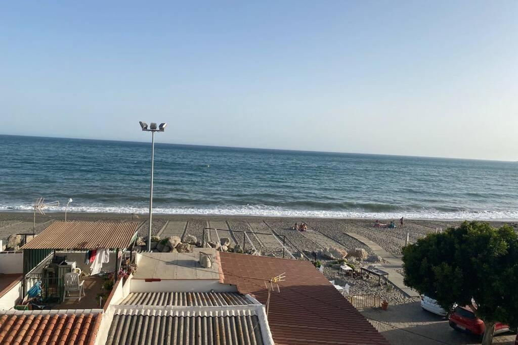 Maravilloso Apartamento En Primera Linea De Playa Con Vistas Al Mar En Caleta De Velez 2 D Экстерьер фото
