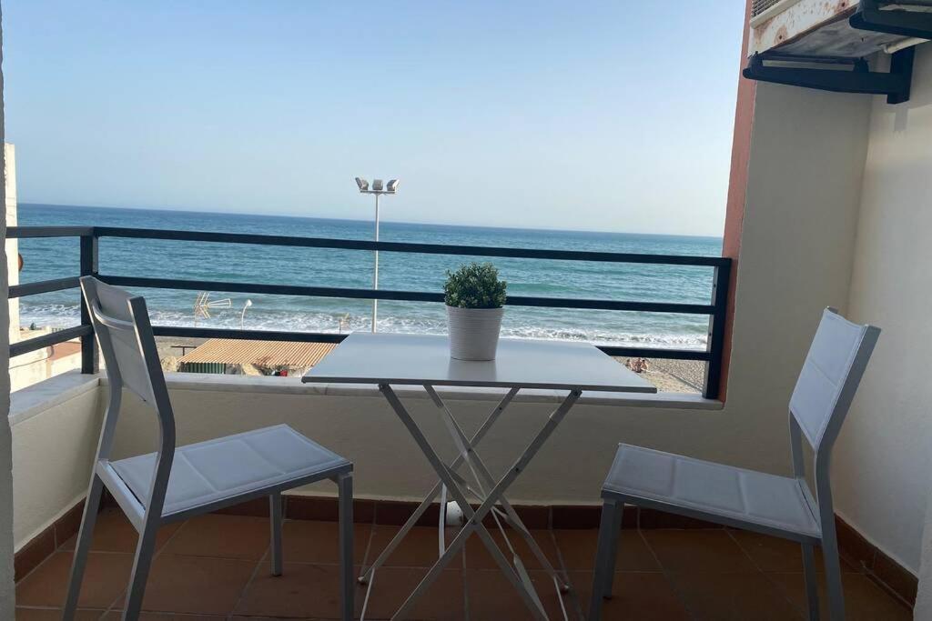 Maravilloso Apartamento En Primera Linea De Playa Con Vistas Al Mar En Caleta De Velez 2 D Экстерьер фото