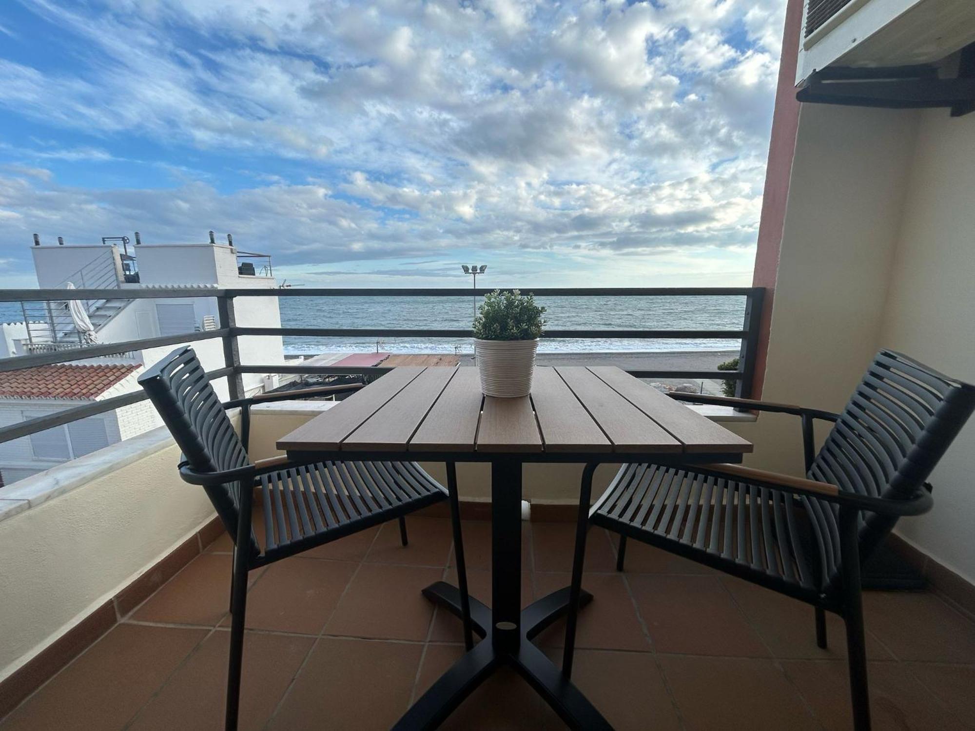 Maravilloso Apartamento En Primera Linea De Playa Con Vistas Al Mar En Caleta De Velez 2 D Экстерьер фото