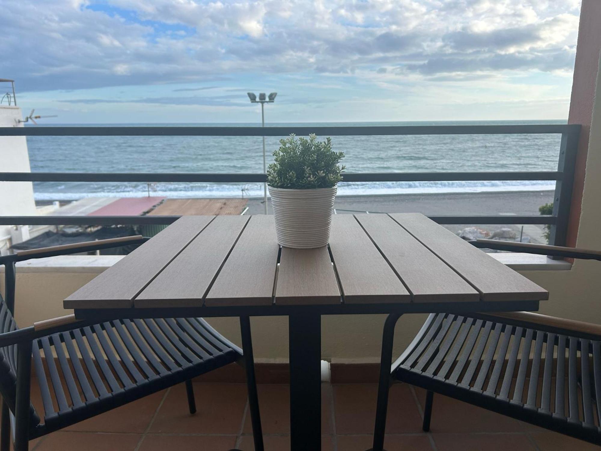 Maravilloso Apartamento En Primera Linea De Playa Con Vistas Al Mar En Caleta De Velez 2 D Экстерьер фото